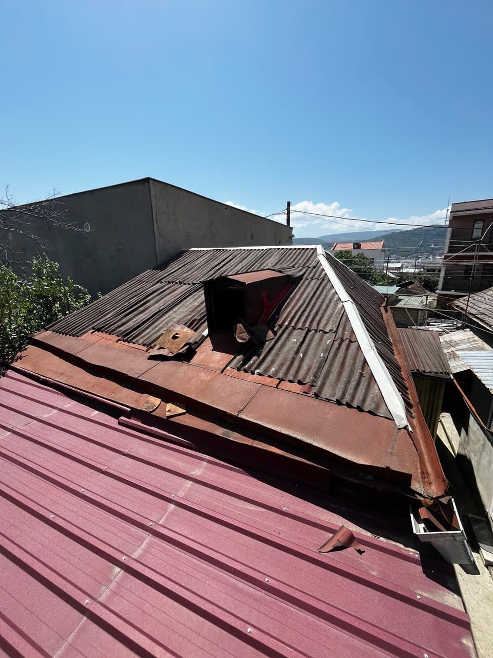 Старая крыша частного дома до ремонта